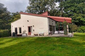 Stugans exteriör [sommar]