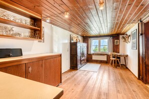 adjoining room 