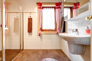 Appartment Enzian – Haus Edelweiss Badezimmer
