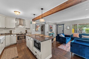  It’s an ideal spot for enjoying breakfast, sipping coffee, or engaging in conversation while meals are being prepared.