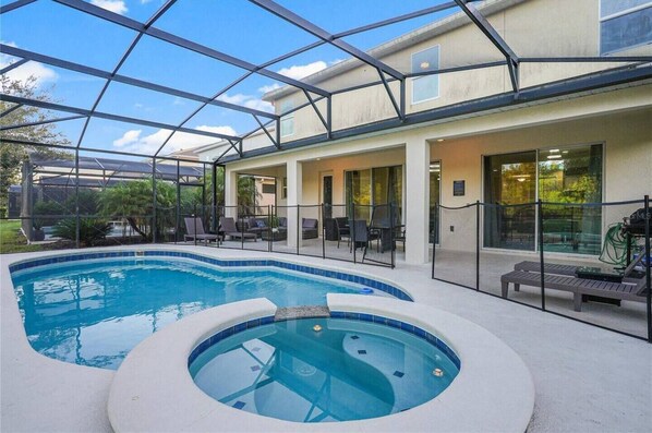 Private swimming pool
🏊‍♀️ The private pool is enclosed with glass, has excellent lighting and is equipped with Outdoor seating