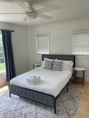 Bedroom 1, Queen Bed