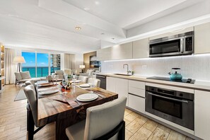 Full Kitchen with Dinig Table