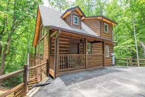 Cozy Cub Cabin's exterior