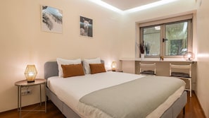 A beautiful bedroom with a working desk, ready to accommodate two guests.
#comfort #design #remotework #digitalnomad #portugal #pt #lisbon