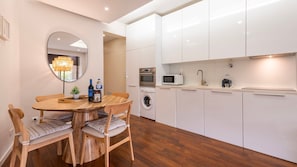 A modern kitchenette with top-notch appliances and plenty of utensils.
#quality #kitchenette #portugal #pt #lisbon