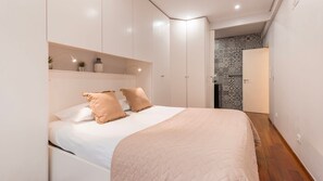 A comfortable queen room with a spacious wardrobe and en suite bathroom.
#ensuite #comfort #portugal #pt #lisbon