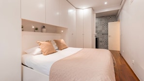 A comfortable queen room with a spacious wardrobe and en suite bathroom.
#ensuite #comfort #portugal #pt #lisbon