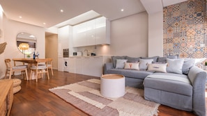 The apartment has a spacious living area with direct access to the patio and to the kitchenette.
#comfort #naturallight #openconcept #portugal #pt #lisbon