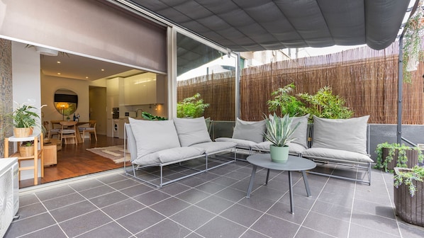 A beautiful fully furnished sunny terrace where you can enjoy an afternoon cocktail or a morning coffee
#patio #outdoors #lisbon #pt #portugal