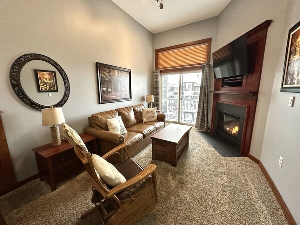 Home Decor, Furniture, Indoors, Living Room, Lamp