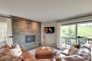 Living Room | Queen Sleeper Sofa | Smart TV | Fireplace | Books