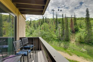 Exterior | Single-Story Condo | 6th-Floor Unit