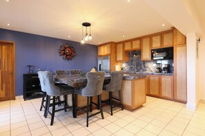 Kitchen & Dining Island