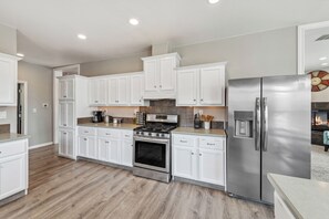 Start your mornings with sunshine, style, and a fresh cup of coffee ☕✨ Your Cedar City retreat is ready to welcome you!