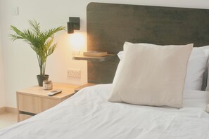 Master bedroom w/ Queen sized bed (3)