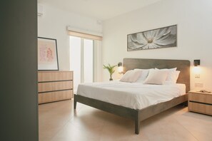 Master bedroom w/ Queen sized bed (1)
