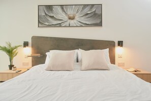 Master bedroom w/ Queen sized bed (2)