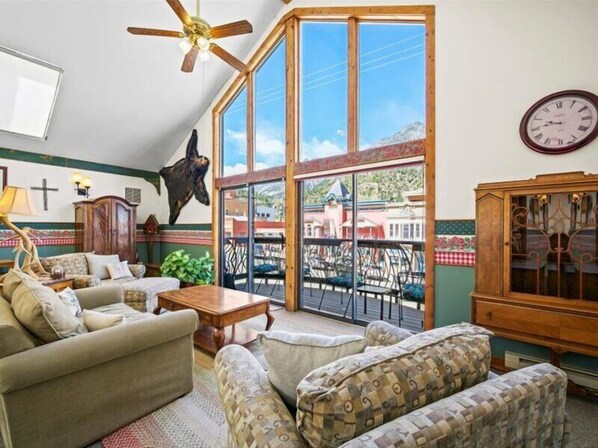 Bask in sunlight with floor-to-ceiling windows on both sides!