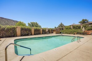 Canyon Mesa Country Club | Community Amenities | Outdoor Pool & Hot Tub