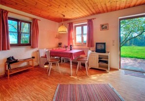 Ferienwohnung B mit Terrasse für 1 bis 4 Personen, 40 qm-Ferienwohnung B Wohnküche