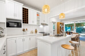 Kitchen : coffee maker, microwave, dishwasher, cooking and dining amenities.