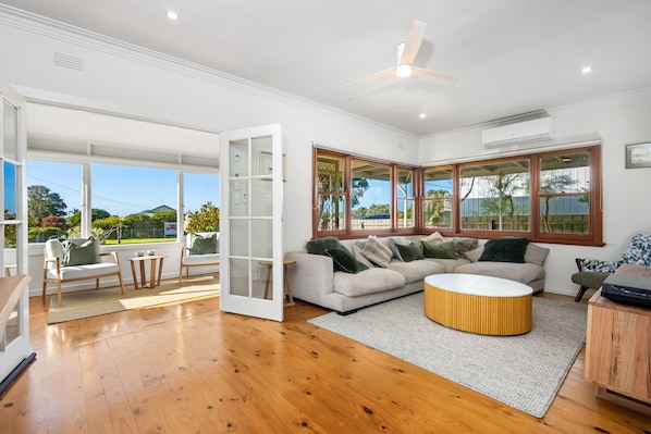 Lounge : reverse cycle cooling/ heating, TV , overhead fan, entertainment unit.