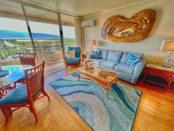 Beautiful Living room, sofa couch, 6th Floor Views!