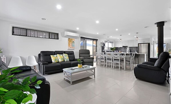 Ophir | Large Entertainer, Sleeps 11
