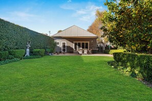 BBQ + Outdoor Entertaining Area