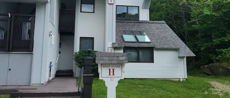 Front entrace, right next to Sun Dog ski trail!