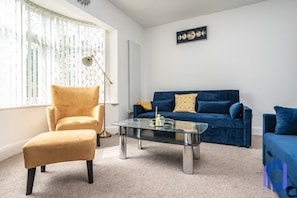 Living room  - 50'  Smart TV loaded with Netflix, HDMI cable, ambient lighting,  extra fast Wi-Fi & a Pool table - Complimentary tea & coffee available for your enjoyment