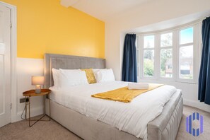 Super King Bedroom - Full beddings, linens, towel included. - Power Socket by the bed - Comfortably heated room - Strong wifi - Extra linen can be provided on request.