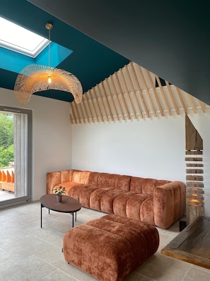Salon ouvert sur la salle a manger, terrasses accessibles depuis cette espace