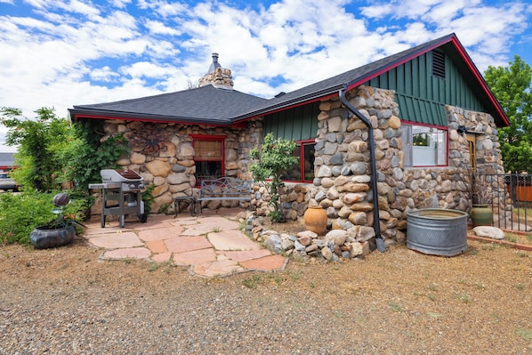 Discover a large, charming backyard nestled in the serene beauty of the Granite Dells. This peaceful retreat offers a perfect cottage like  escape, just minutes from the historic Watson Lake. Enjoy the tranquil surroundings, where nature's splendor invites you to relax and unwind in an enchanting outdoor setting.