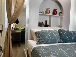 Queen-size comfort meets jungle-chic style 