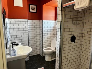 Clean lines, soft touches – a bathroom designed for comfort and style