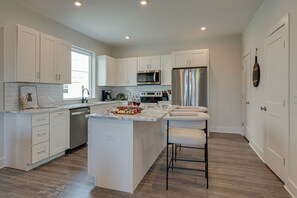 Breakfast bar in kitchen area