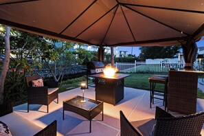 ✅️Beautiful outdoor lounge area with mini bar and Grill 😍