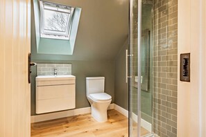 Keepers Annexe Shower Room - StayCotswold