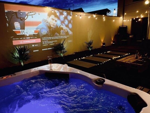 Outdoor spa tub