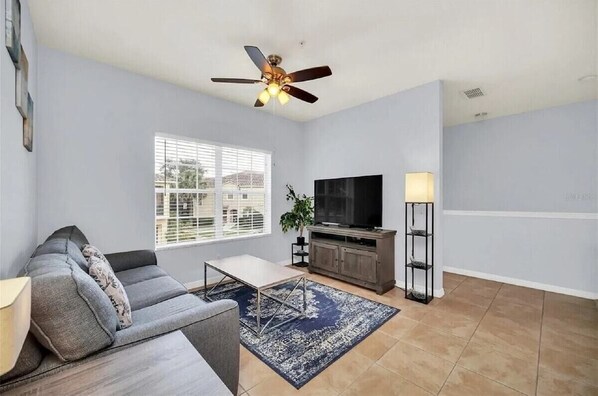 Relaxing and Spacious Sitting Area