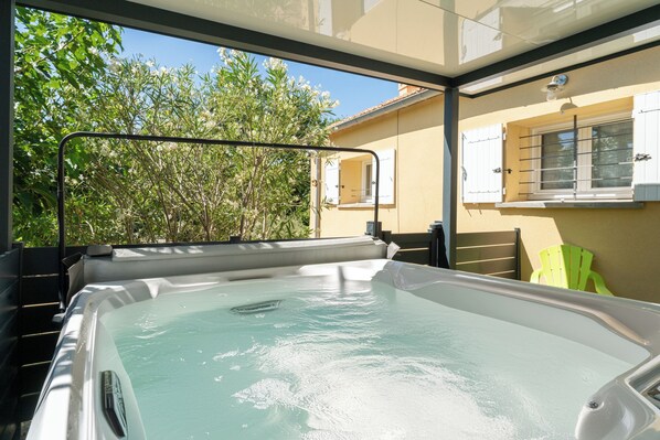 Bain à remous extérieur