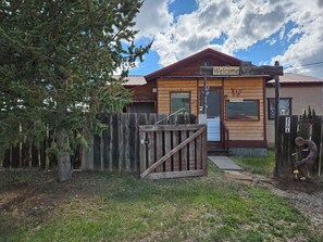 entry to screened front porch