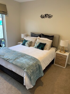 Bedroom 2 (Queen Bed)