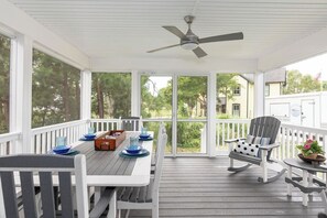 Peaceful and relaxing screened in porch