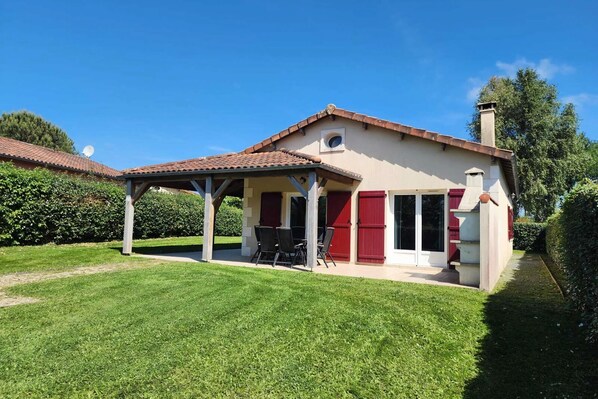 Außenseite Ferienhaus [Sommer]
