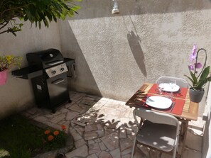 B B Q1