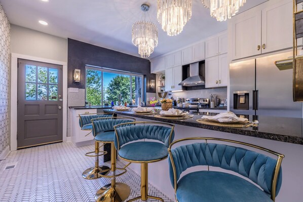 Whip up culinary delights in our spacious kitchen, featuring a vibrant kitchen island that comfortably seats four. Enjoy your meals with a brand-new outdoor view, adding a splash of color and inspiration to every dining experience!