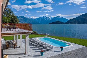 Luxurious lakefront holiday villa on Lake Como with large garden and heated swimming pool.